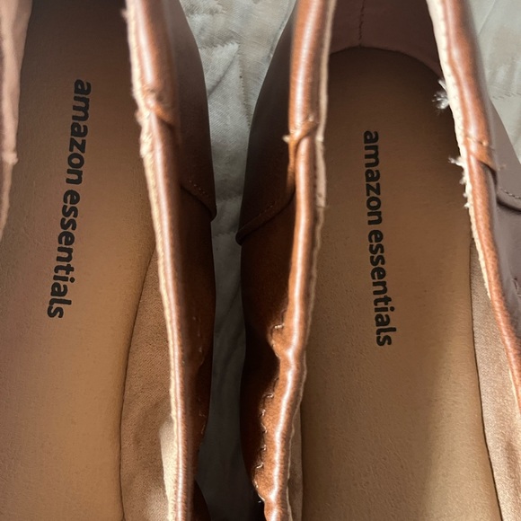 NWOT Amazon Essentials Brown Flats 91/2 W - Picture 2 of 6